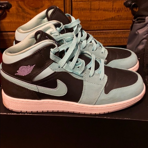 See pic for on box sneaker description - Picture 4 of 8